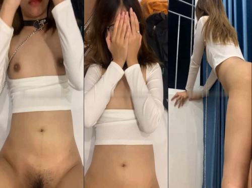 지적 안경을 쓴 학생은 침대에서 거칠게 놀고 구르는 것을 좋아합니다.