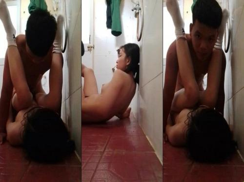 Pumunta sa aking bahay upang magtago sa aking mga magulang at palihim na makipagtalik sa banyo