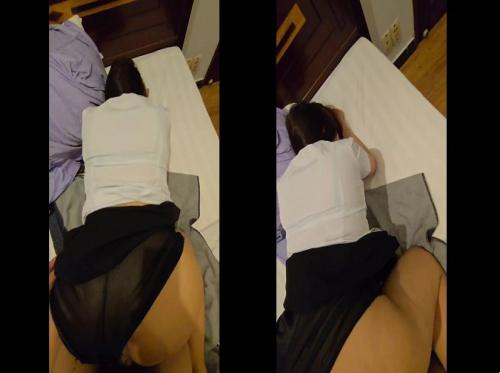Hinila ng office worker na naka-business suit ang kanyang palda para maglaro nang tumawag ang kanyang asawa