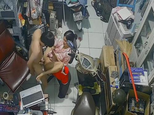 駭客入侵同塔夫婦在電子商店無辜做愛的攝影機