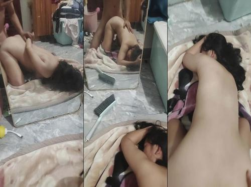 침대는 내가 거울 앞 땅에서 무릎을 꿇도록 강요하지 않았다.