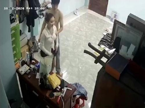 남편은 젊은 아내의 집에 결석하여 연인에 의해 새로운 치마를 받고 침실에서 1 번 깜박입니다.