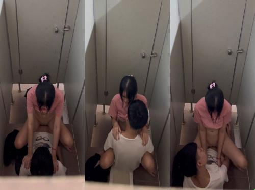 Eerstejaars student van Dong An - Binh Duong College en een heimelijke minnaar in de school