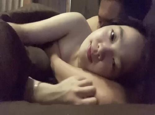 Dahan -dahang emosyonal sa mga bisig ng mga cute na kapatid na self -filming clip bilang isang souvenir