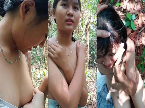 De gehoorzame vrouwelijke student gehoorzaamde voor het eerst en nam haar mee naar het bos