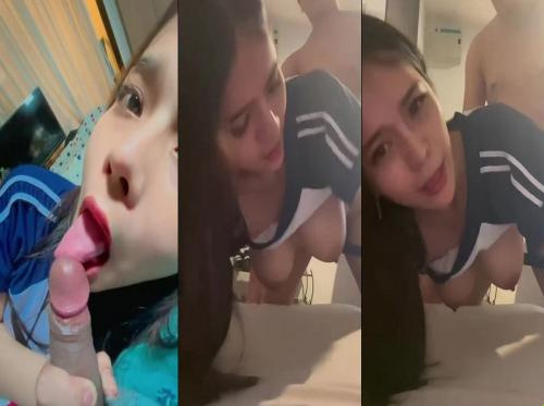 Ang mag -aaral na malaki sa kanlurang dibdib sa uniporme ng gymnastics ng paaralan