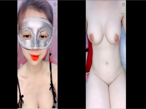 Белокожая девушка с розовой грудью демонстрирует товары - Viet69