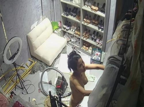 駭客入侵時裝店老闆的巨乳妹妹做愛的相機 - Viet69