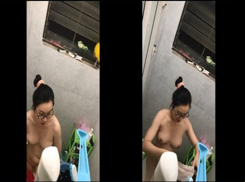 Тайно снимаю на видео, как соседская ученица принимает ванну