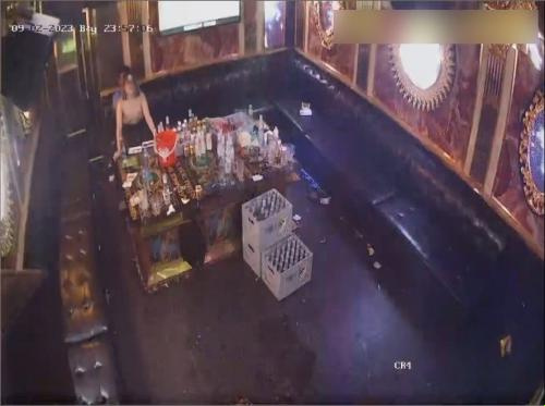 Взлом камеры настолько увлекателен, что она держится за поручень в караоке-баре - Viet69