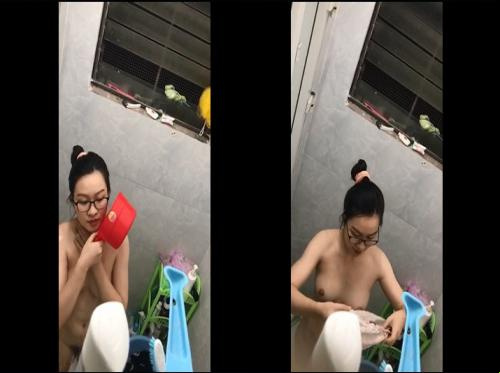 隣のトイレにいる女性を隠し撮り