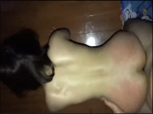 お尻を真っ赤にして床に横たわる犬の女の子