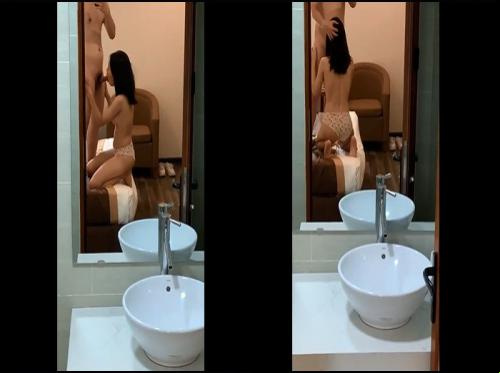 Ang malibog na teen babe ay mahilig sa pagsuso